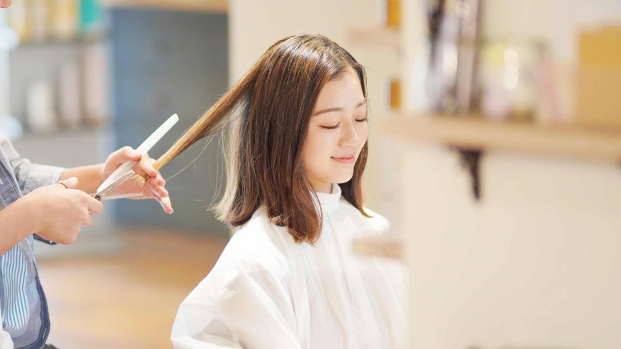カラーをする際は美容院での施術にし、回数をできるだけ少なくするのがおすすめです。