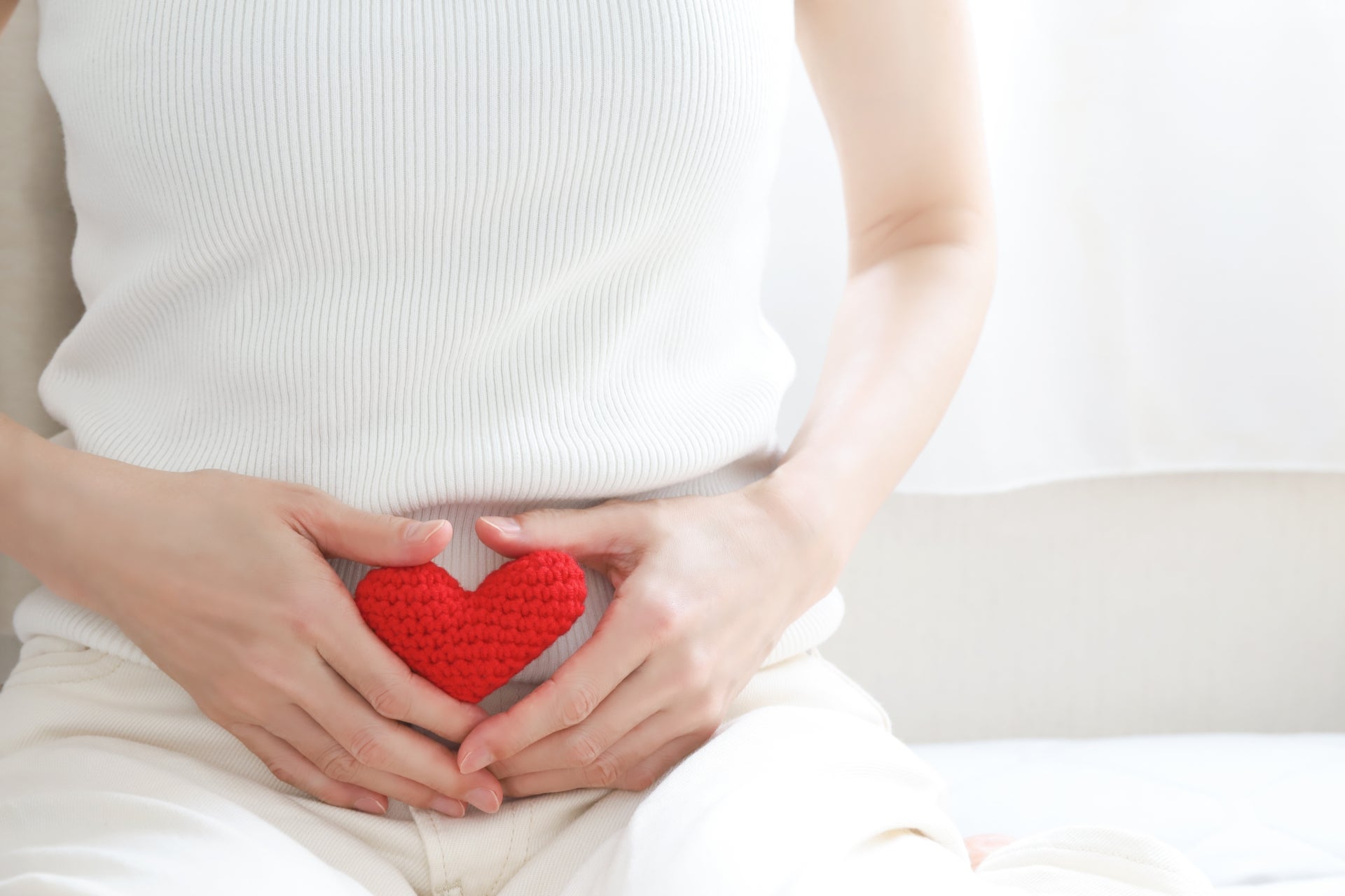 女性ホルモンは妊娠を維持する大切な役割をする一方で、肌質を変化させてしまうという働きがあります。ホルモンバランスが変動すると肌の水分や皮脂の分泌に影響し、肌が乾燥して敏感になり、かゆみを感じやすくなってしまいます。