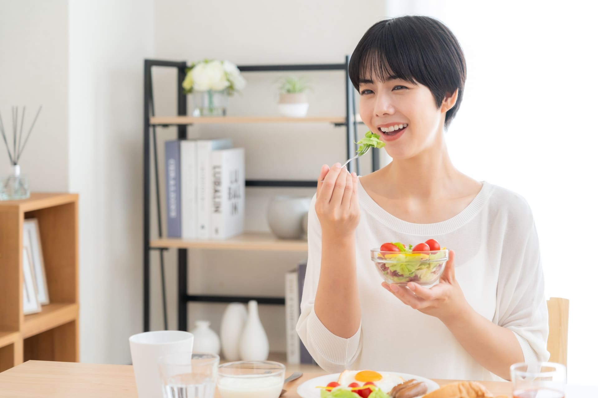 食事を急いでとると満腹感を感じにくくなり、食べすぎにつながる