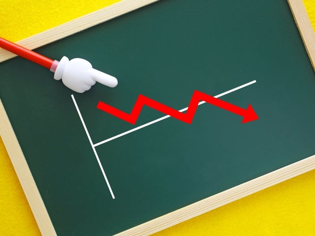 年齢とともに妊娠確率が下がる理由の1つ目は、卵子の数の減少と質の低下です。