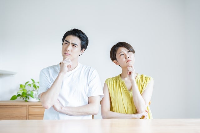 男性の年齢が妊娠に影響する理由を考えている夫婦のイメージ写真