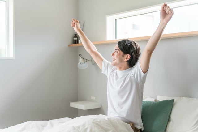 妊活のために健康的な生活を送り、よい目覚めの男性のイメージ写真