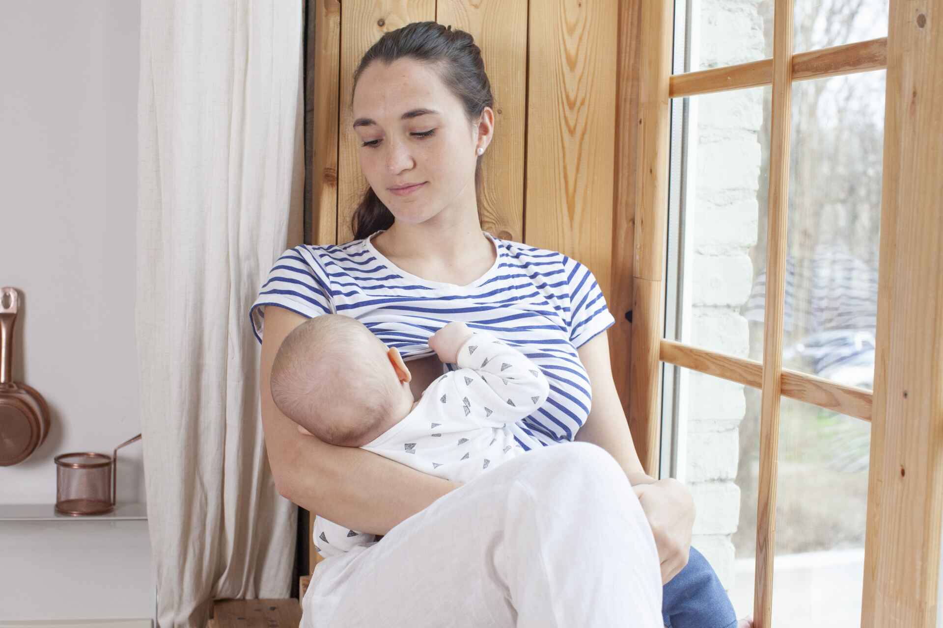 産後は母乳をつくるため、ママの体調を整えるために葉酸が必要