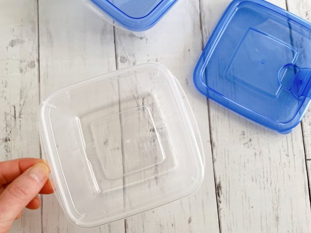 青い蓋のタッパー(食品保存容器)