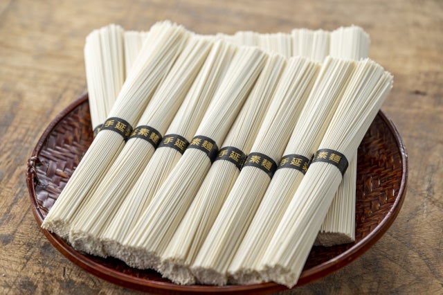 ザルに乗った複数のそうめん（乾）の束