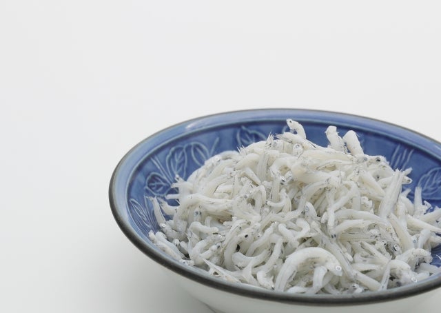 小皿に盛り付けられたしらす