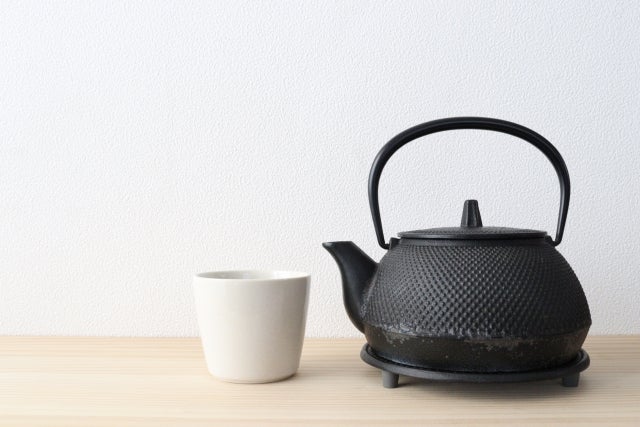 鉄瓶と湯呑み茶碗