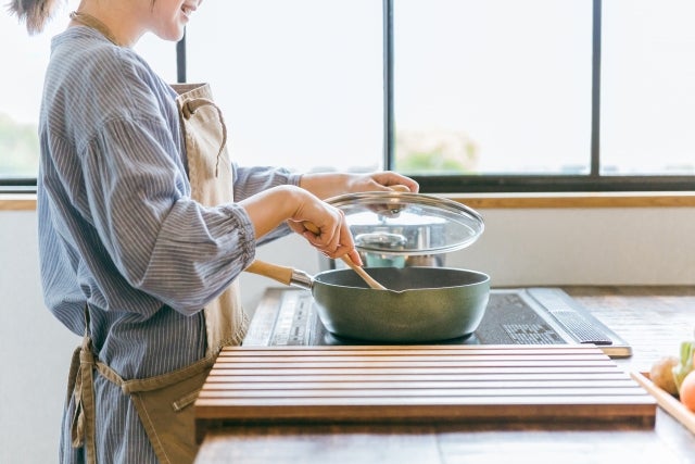 キッチンで料理をしている女性
