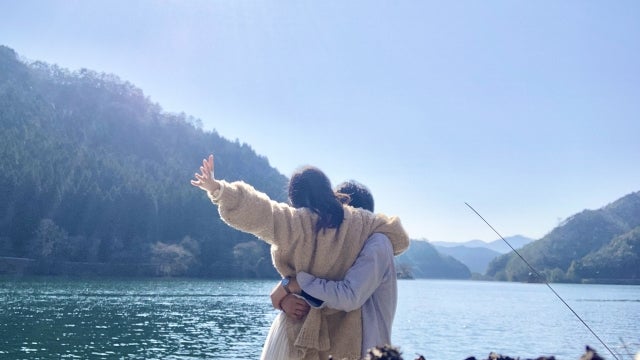 湖の前で抱き合うカップルの写真