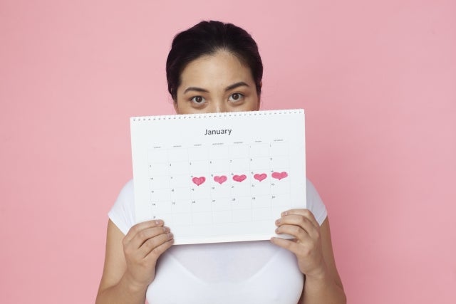 カレンダーを持つ女性の写真