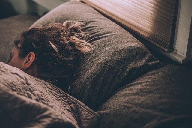 ベッドに横になり眠る女性