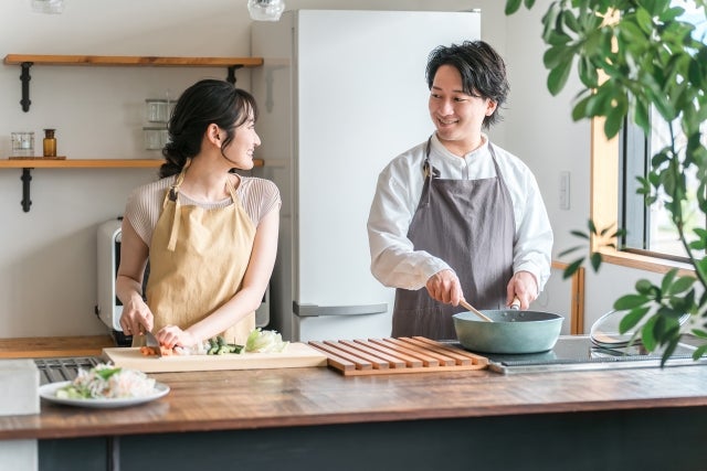 妊娠中に大切なバランスの良い食事を手作りしているイメージ写真