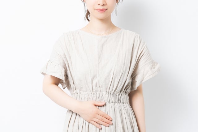 高い体温が赤ちゃんに影響がないか心配しているイメージ写真