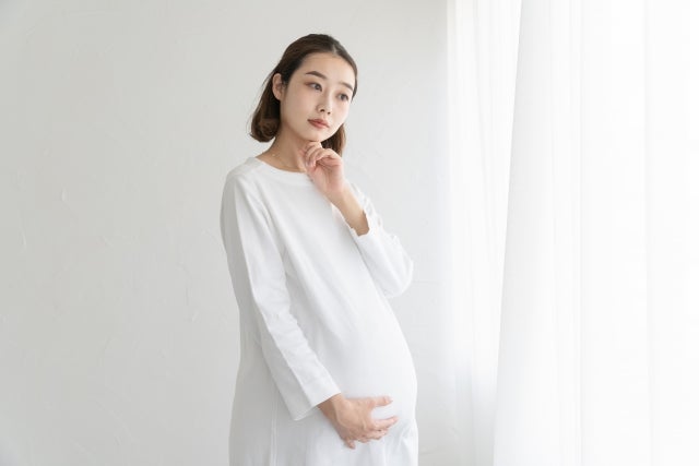高い体温が赤ちゃんに影響がないか心配しているイメージ写真