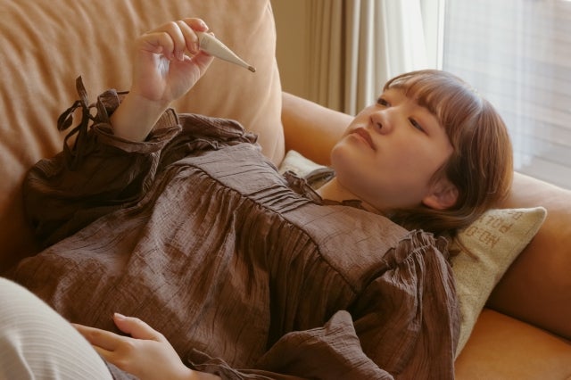 妊娠中に体温が低く赤ちゃんに影響はないのか心配している女性のイメージ写真