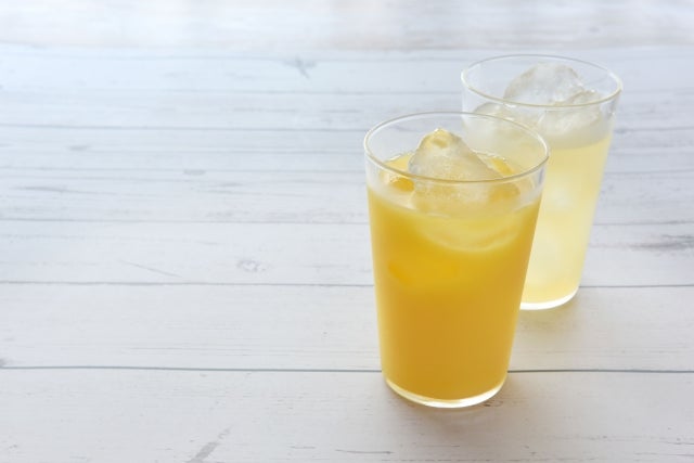 フルーツジュースは手軽に飲めて便利ですが、食物繊維が少なく、糖分を一度に摂りやすいのが特徴です。