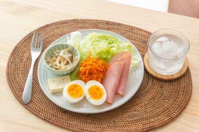 1回の食事や授乳ごとにコップ1杯（約200ml）を飲むようにすると、1日7～10杯＝約1.5～2Lの水分が自然に摂れます。