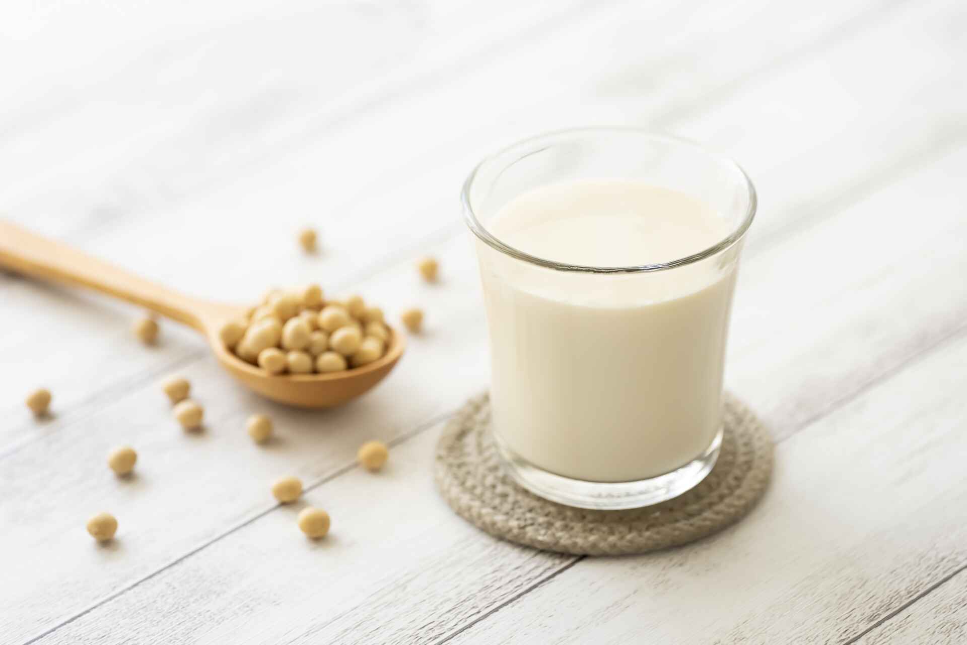 豆乳やアーモンドミルクなどの植物性のミルクは、妊娠中に嬉しい栄養素が含まれている