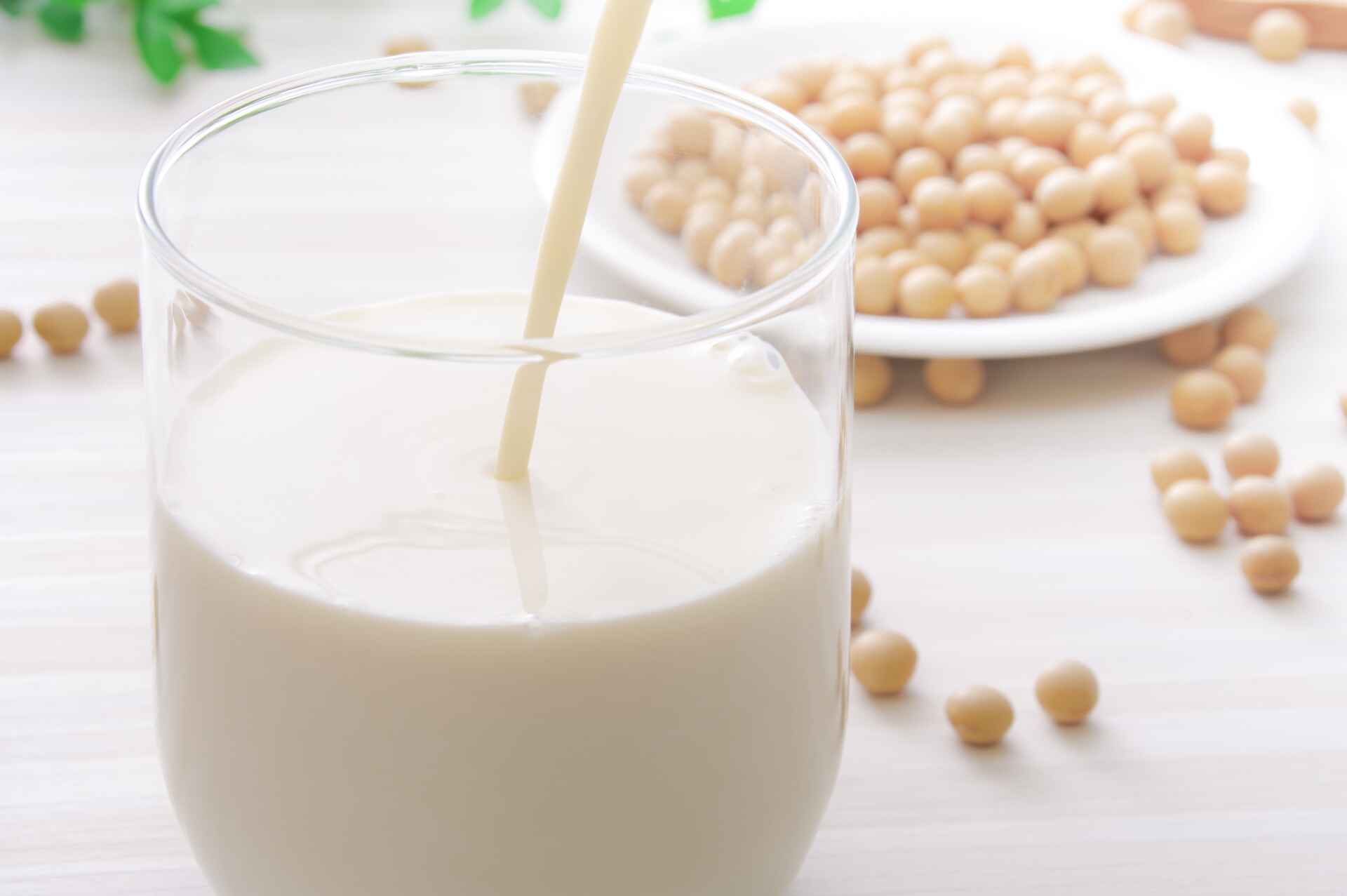 豆乳は妊婦さんにとって嬉しい栄養素が含まれているが、飲みすぎには注意。食生活に気をつけながら上手に取り入れることが大切