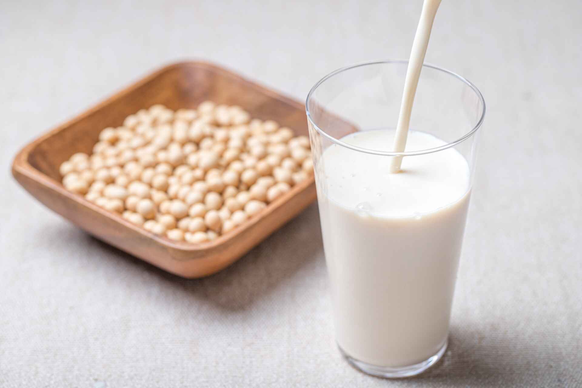 豆乳に含まれる代表的な栄養素を牛乳・アーモンドミルクの場合と比較しながら紹介
