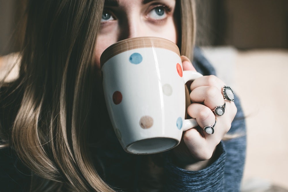 カフェインを含む食べ物や飲み物は意外と身近に多くあるので、知らず知らずのうちに過剰摂取になってしまわないように注意する