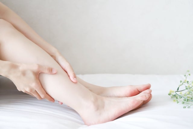冷えによって血流やリンパの流れが悪くなると、体に余分な水分がたまりやすくなり、むくむことがあります。