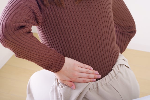 冷えにより血流が悪くなると、筋肉がこわばりやすくなり、腰痛や肩こりを感じやすくなります。