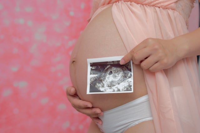 妊娠中に体が冷えると子宮の血流が悪くなるため、子宮が収縮し、お腹が張りやすくなります。