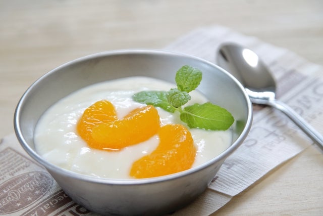ヨーグルトには乳酸菌だけでなく、赤ちゃんの骨を作るたんぱく質やカルシウムなどの栄養も含まれています。妊娠中はぜひ取り入れたい食品の一つです。