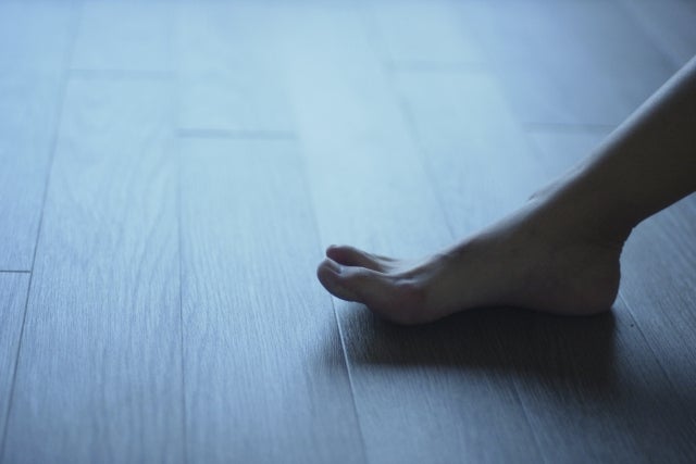 体が冷えると血流が悪くなるため、筋肉が硬直しやすく足をつりやすいと言われています。