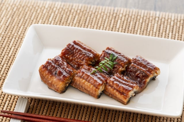 カットして皿に盛り付けられたうなぎの蒲焼