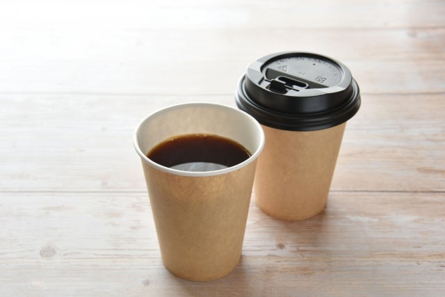 テイクアウト用のカップに入ったコーヒー2つ