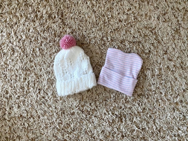 小さくて可愛い赤ちゃん用の2種類の帽子