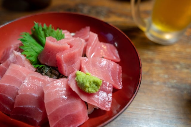まぐろの刺身がたくさんのったまぐろ丼