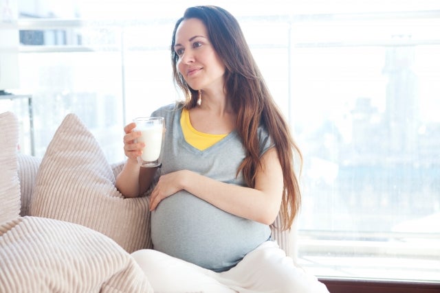 妊娠中に牛乳を飲むと影響があるって本当?
