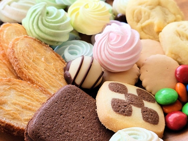 間食として手軽に食べられるチョコレートなどのお菓子や菓子パン、果物には、歯周病菌の大好物の糖分が多く含まれています。さらに口の中に残った糖分は歯垢(しこう)を作り出して、歯周病をどんどん悪化させてしまうのです。