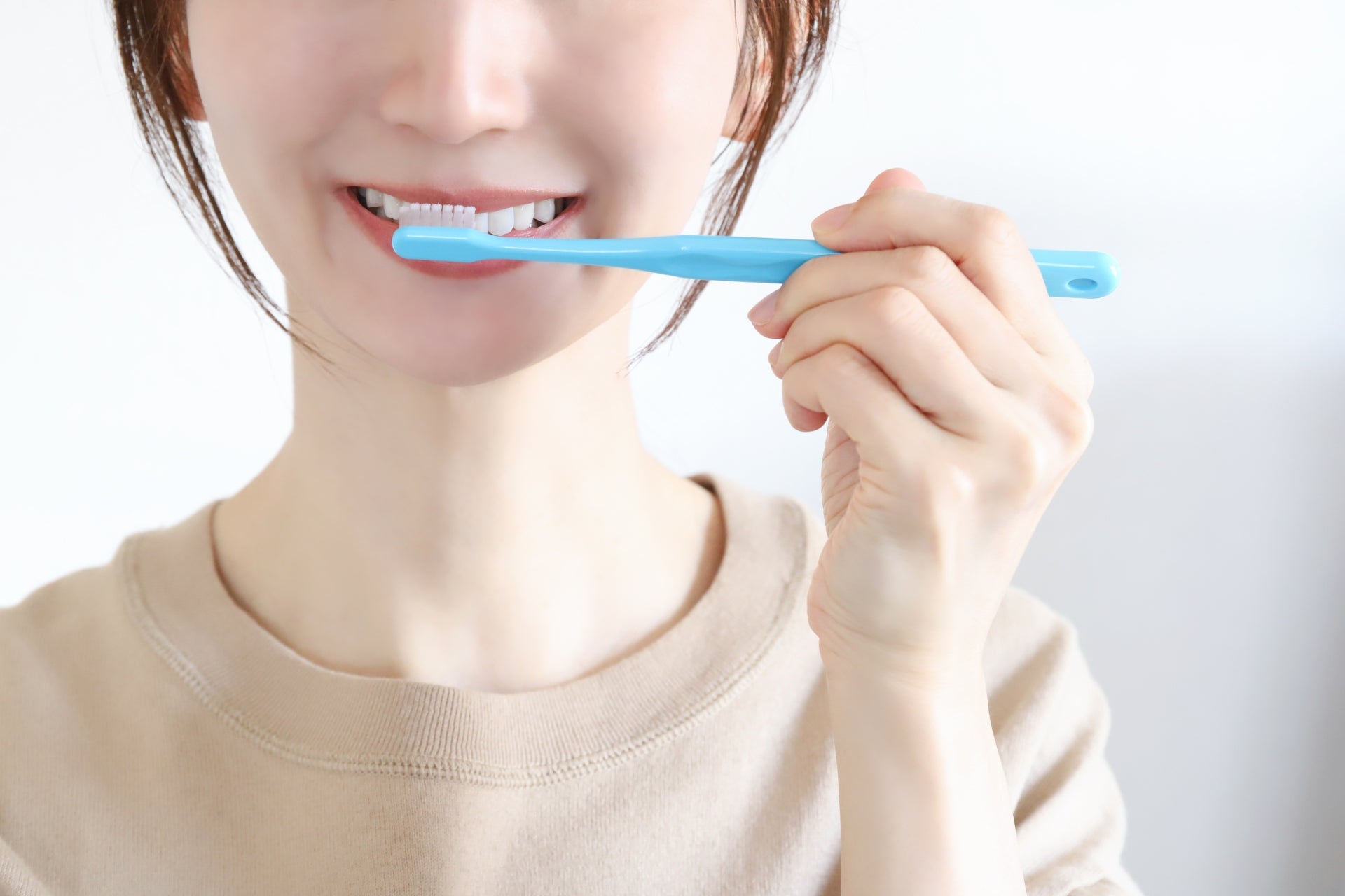 自宅でできる基本的な歯周病予防は、ブラッシングです。歯周病の原因である歯垢を除去するために、毎日丁寧におこないましょう。