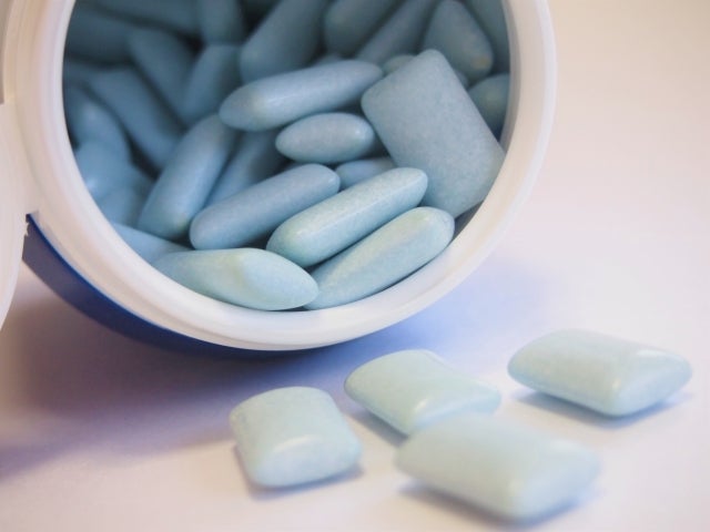 唾液の分泌量が少なくなってしまう妊娠中は、ガムを活用して唾液不足を補いましょう。ガムを噛んで唾液腺を刺激すると、唾液の分泌量を増やすことができます。