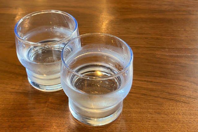 水の入ったコップ2つ