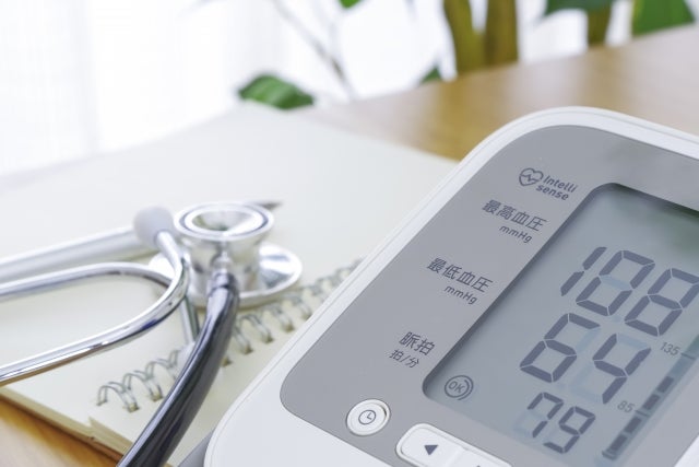 正常値を示す血圧計と聴診器