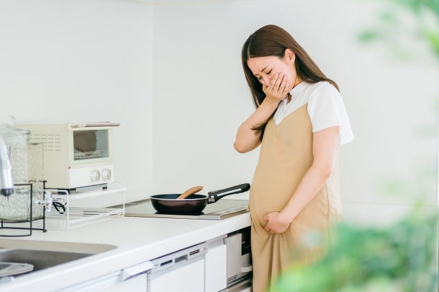 破水かもしれないと困っている妊婦さんのイメージ写真