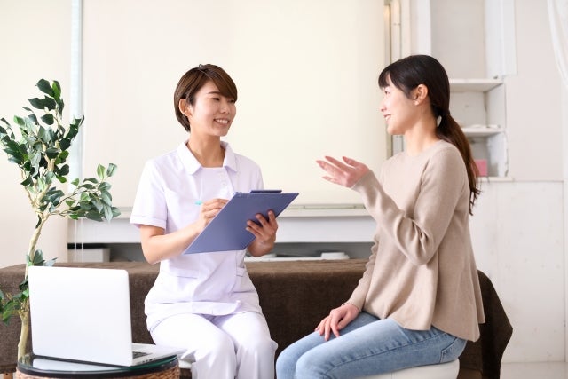 なかなか生理再開しないときの受診目安は、産後1年半~2年経過しても生理が再開しないときと、母乳育児をやめてから3ヶ月以上経過しても生理が再開しないときです。産婦人科で相談しましょう。