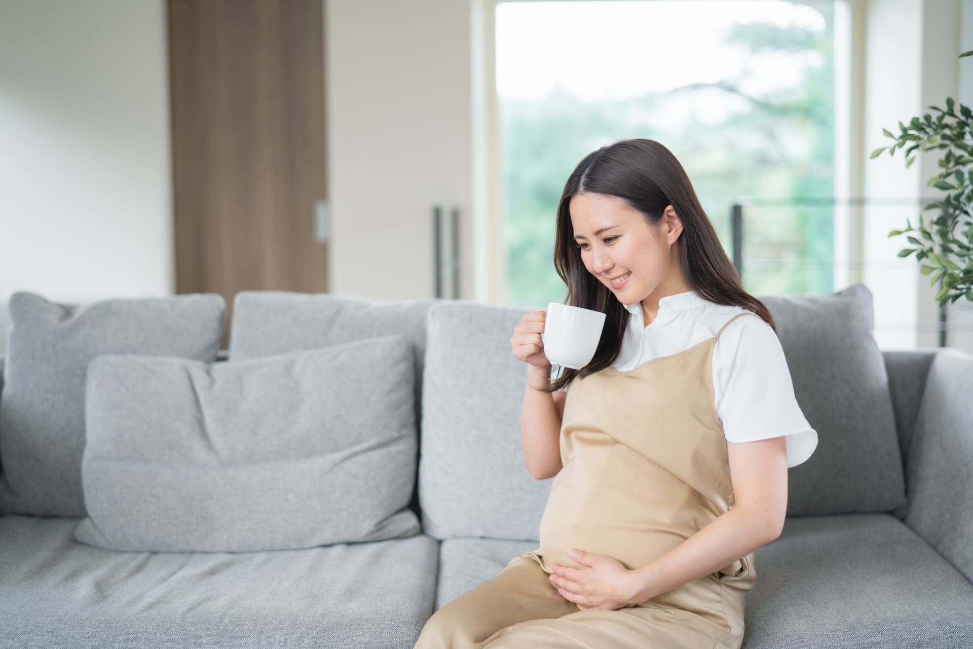 妊娠中期はお腹に痛みや違和感を感じやすい時期。まずは安静にすることが大事