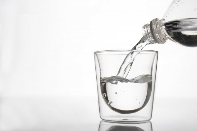 ペットボトルからコップに注がれる水
