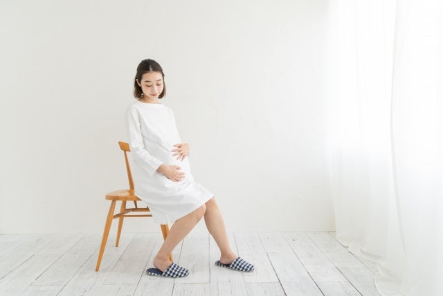 椅子腰掛ける妊婦さん