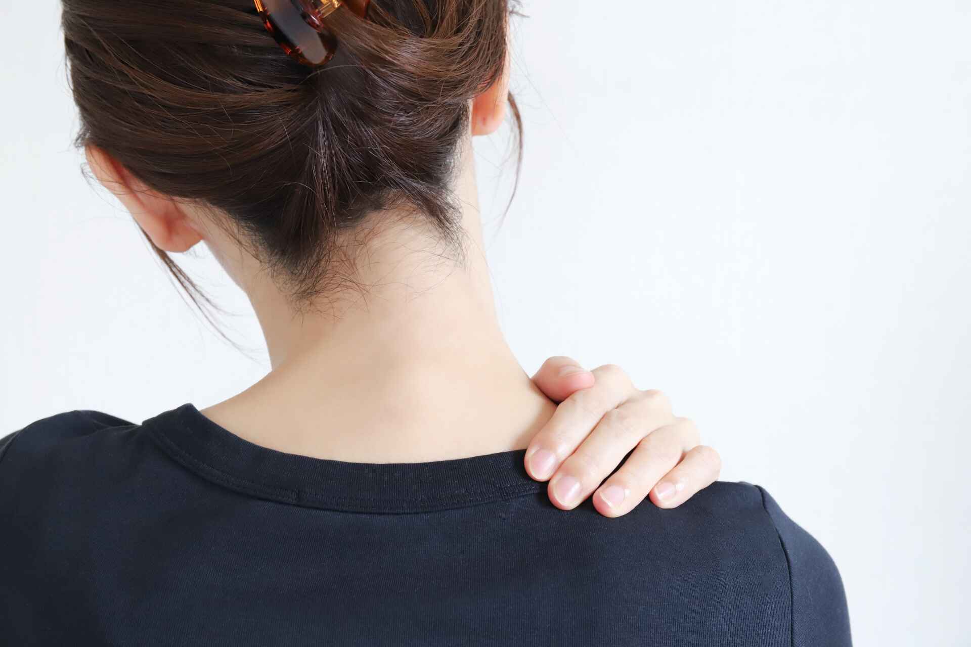 妊娠中は姿勢やホルモンの影響で腰痛や肩こりを引き起こしやすい
