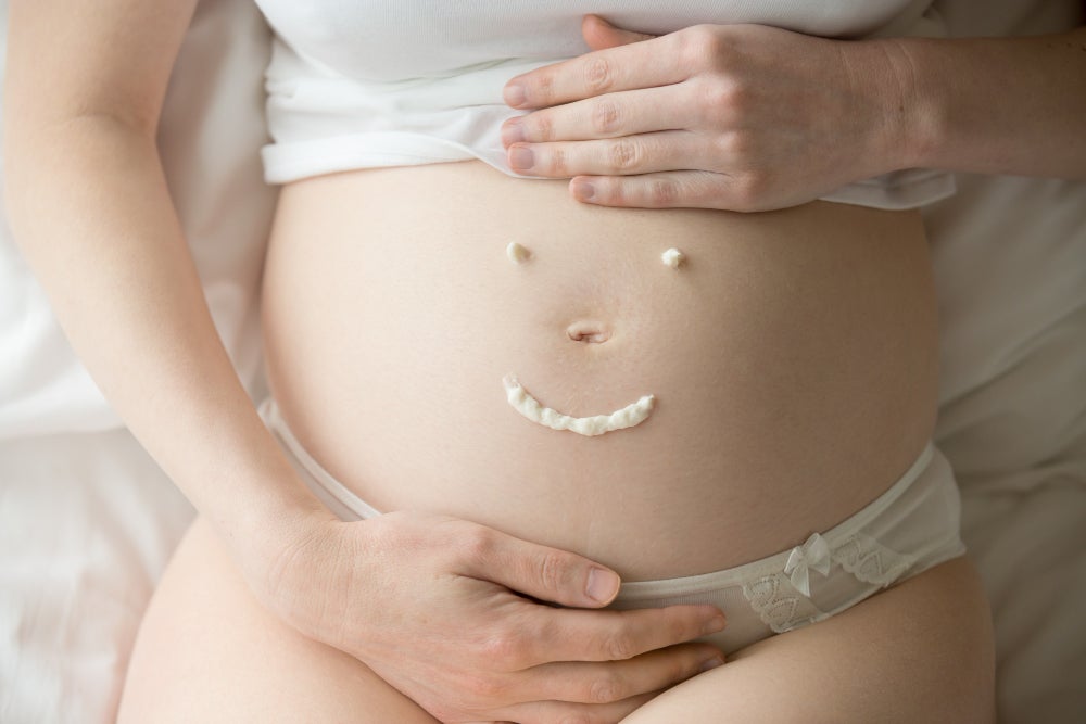 妊娠中の乾燥しがちなお肌にうるおいを保つためには、妊娠線予防クリームを活用することが大切
