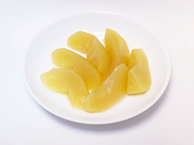 白い皿に盛り付けられた煮りんご