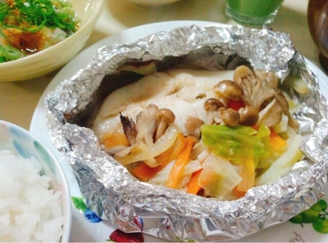 キノコや野菜がたっぷりのホイル焼き