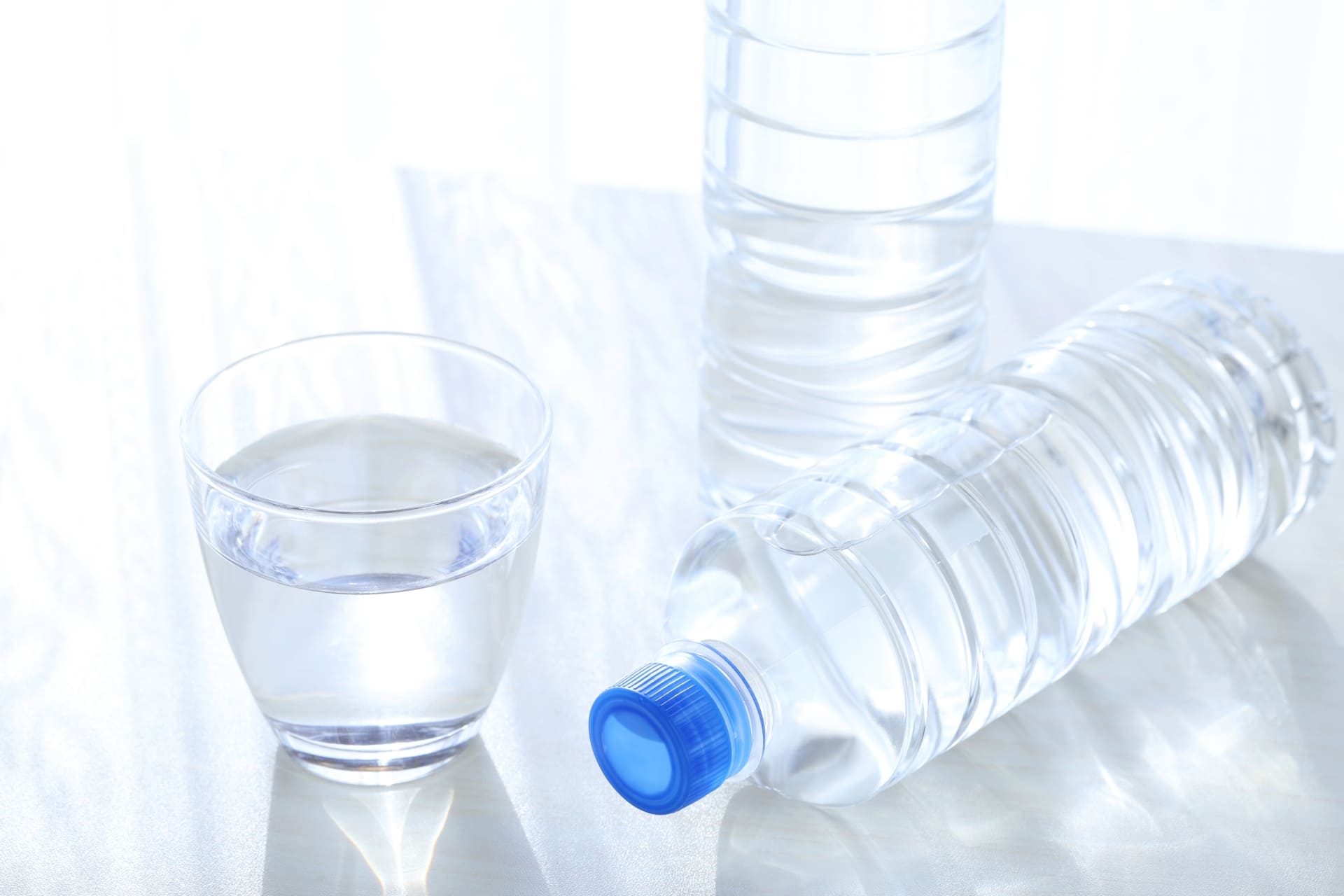 つわりで吐き気が続いたり、食事が思うようにとれなかったりすると、脱水症状を起こしやすくなるため、こまめな水分補給が大切